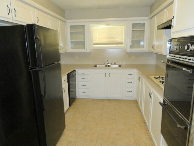 Building Photo - Home Located Minutes From Elementary & Restaurants!