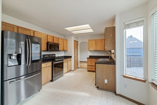 Building Photo - Gorgeous 5 Bedroom, 4 Bath Home on the Edg...