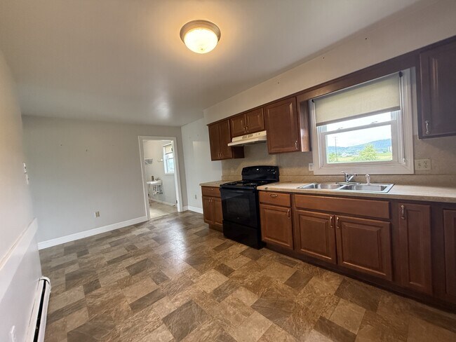 Building Photo - 165 Troup Rd