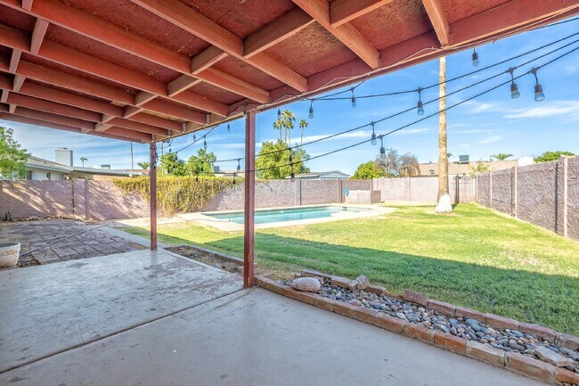 Building Photo - 2104 E Cornell Dr