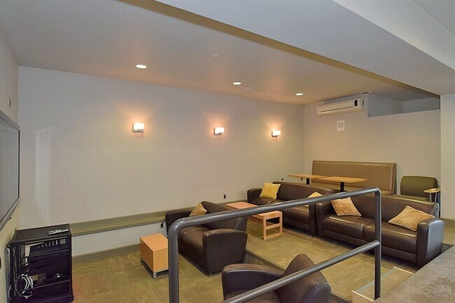 Building Photo - The Gee