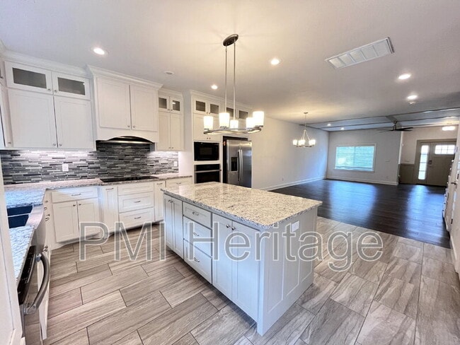 Building Photo - 418 NW Retreat Ln
