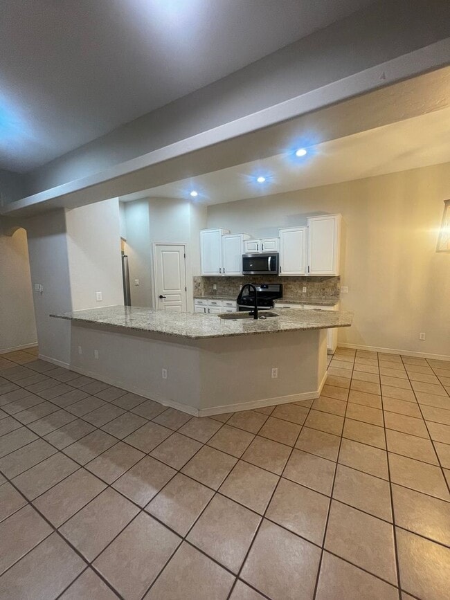 Building Photo - Gorgeous 4 bedroom/3 bathroom home located...