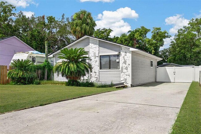Building Photo - 8114 N Edison Ave