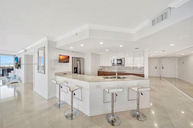 Building Photo - 1717 N Bayshore Dr