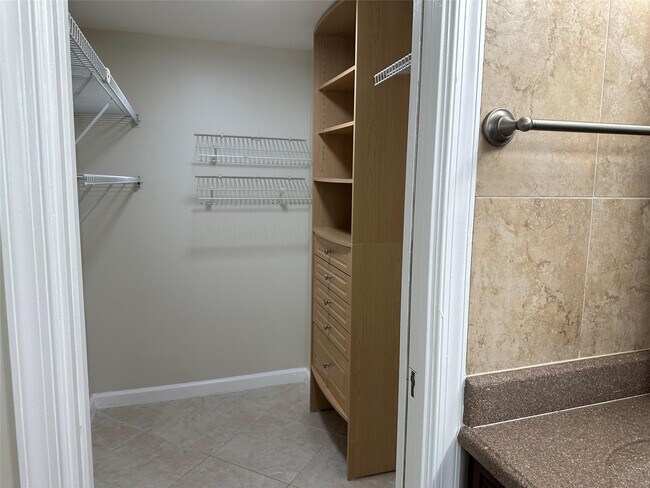 Building Photo - 3510 Oaks Way