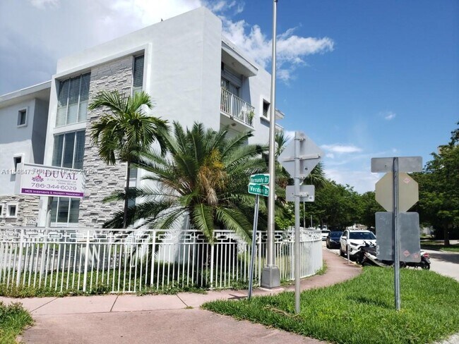 Building Photo - 2101 Normandy Dr