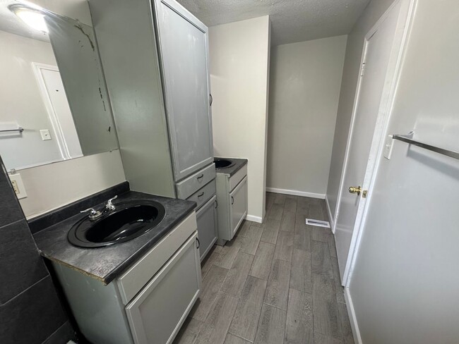 Building Photo - Gorgeous 3 bed 2 bath Eastpointe bungalow ...
