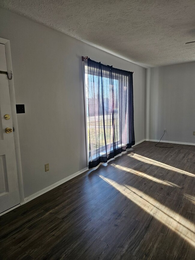 Building Photo - 3 bedroom 1 bathroom for rent!