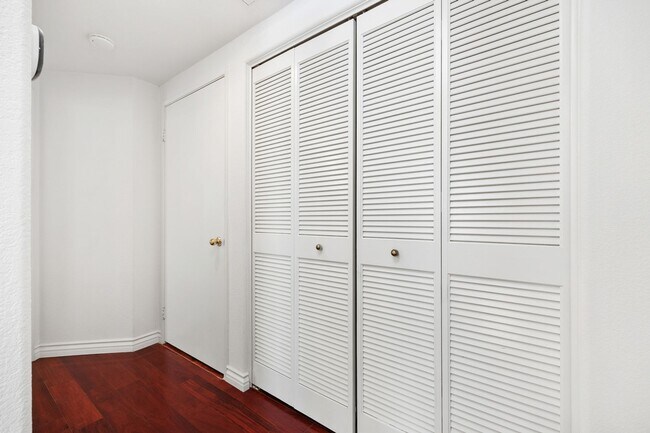 Building Photo - 10728 Sabre Hill Dr