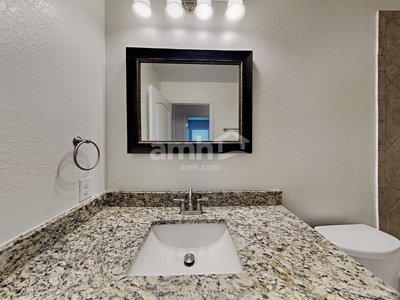 Building Photo - 7913 Oxbow Way
