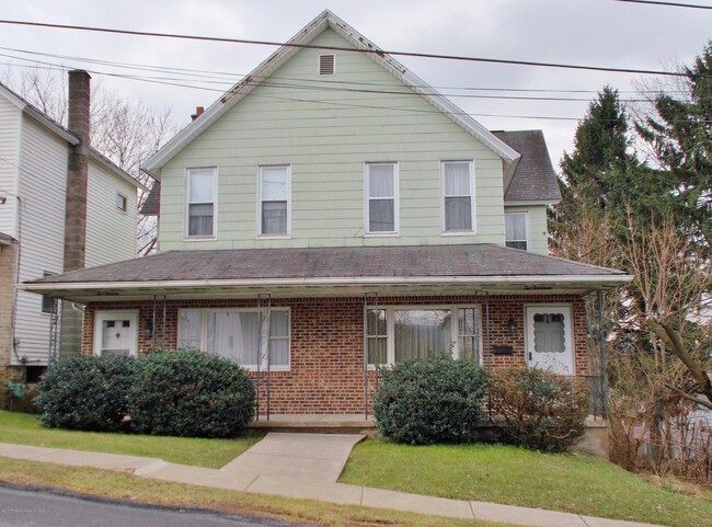 Primary Photo - 216 N Everett Ave