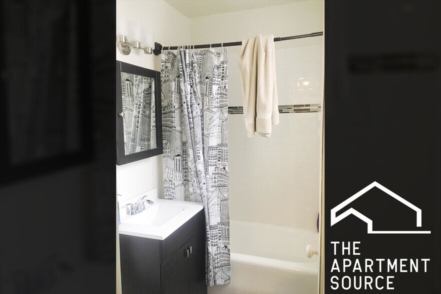 Building Photo - 3345 N Marshfield Ave