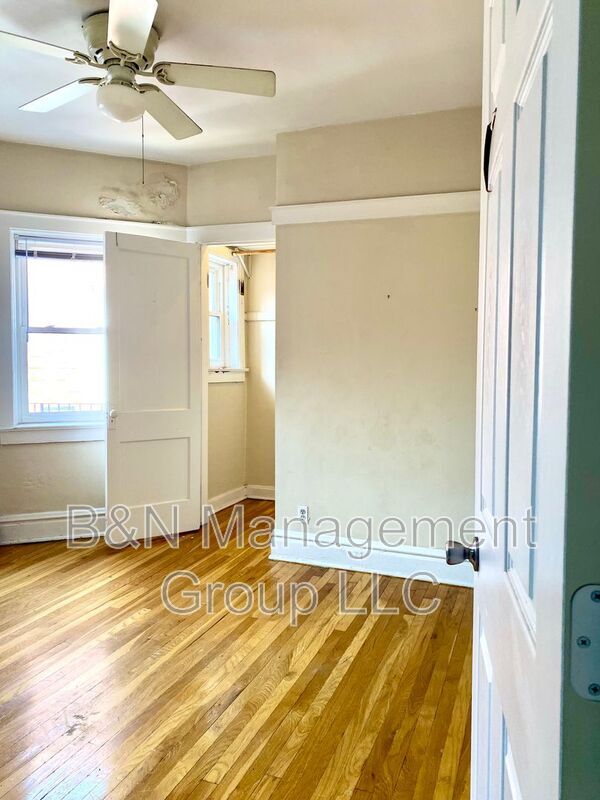 Building Photo - 1059 W Dakin St