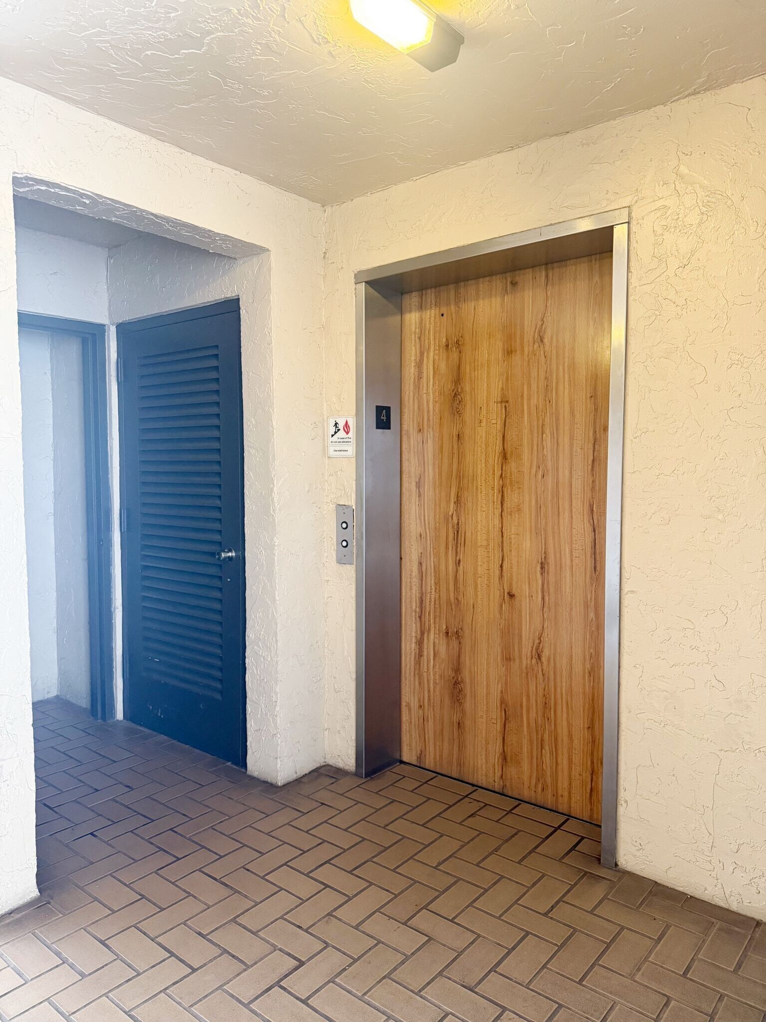 Building Photo - 3300 W Rolling Hills Cir