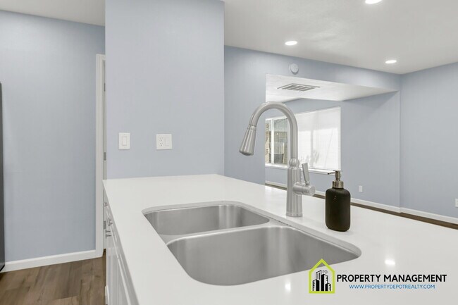 Building Photo - Charming 3-Bed Oasis with 2 Full Baths in Sacramento's Serene Pocket Neighborhood