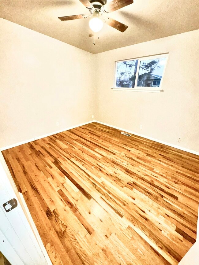 Building Photo - 1325 E 5th N