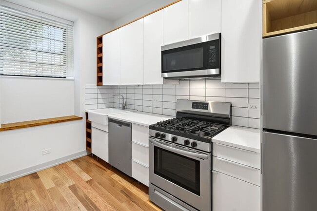 Building Photo - 323 E 44th St