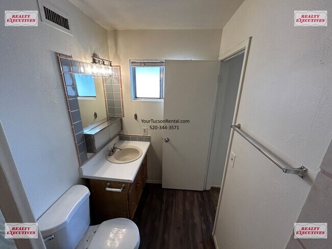 Building Photo - Tucson Blvd & Irvington Rd area - 4 Bedroo...