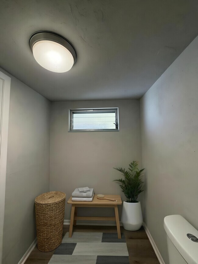 Building Photo - 1920 W Lakeview Blvd