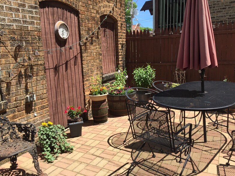 sunny patio w furniture - 1432 W Jonquil Terrace