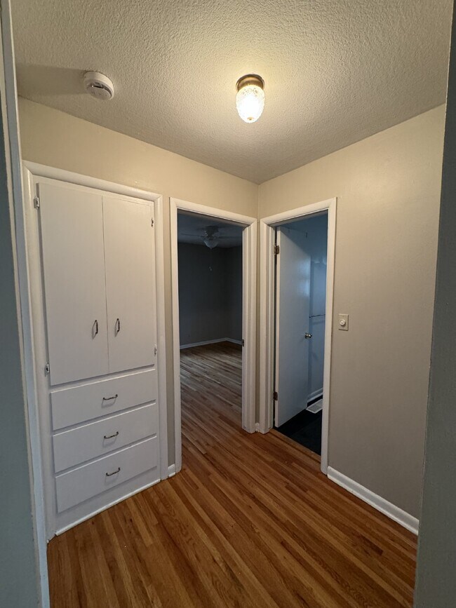 Building Photo - 3 bedroom, 1 bathroom house with partially...
