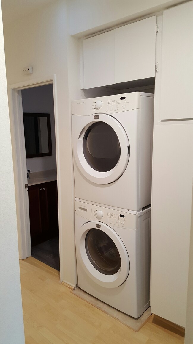 Building Photo - 1830 Kelton Ave