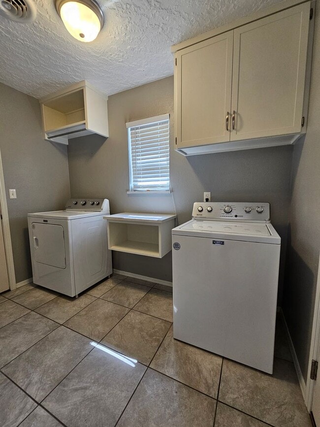 Building Photo - (3) Bed/(1.5) Bath in Core Norman Avail NOW!