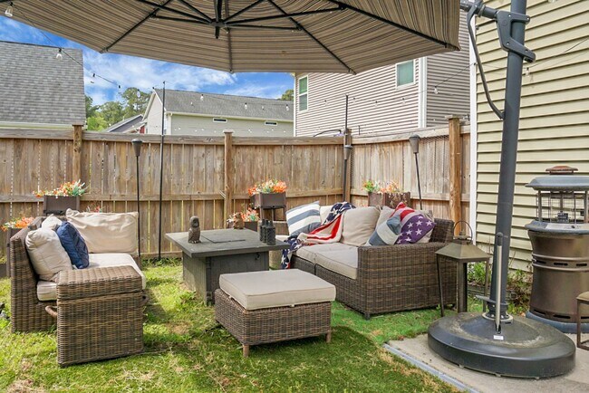Building Photo - Johns Island 4BR, 2.5 BA Gem: Features Wood Floors, 2-Car Garage, & Community Pool