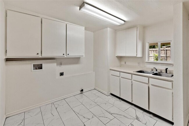 Building Photo - 933 Keith Pumphrey Dr