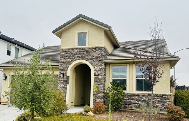 Building Photo - Beautifully designed home with a Pool! Mov...