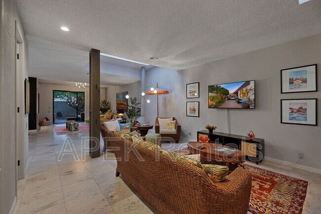 Building Photo - 1317 E Amado Rd