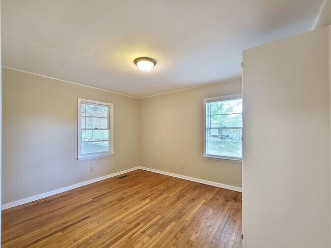 Building Photo - Cutest Bungalow in the Heart of Hapeville 3 bed/2 bath