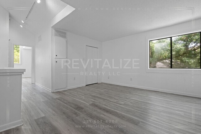 Building Photo - 2739 Knollwood Dr