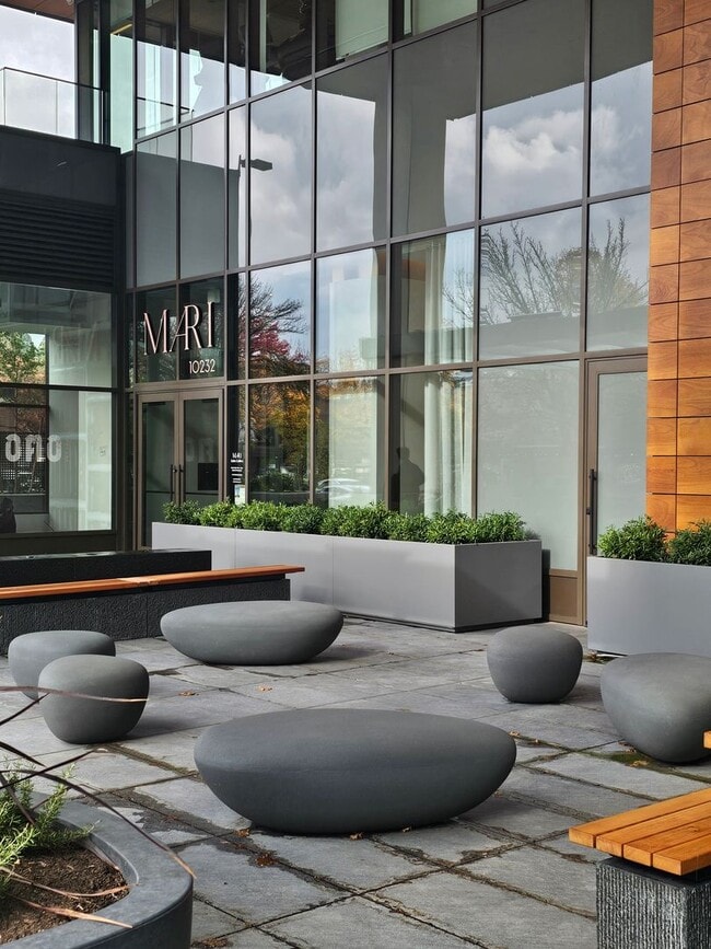 Building Photo - Luxurious High Rise Living in Convenient Downtown Bellevue