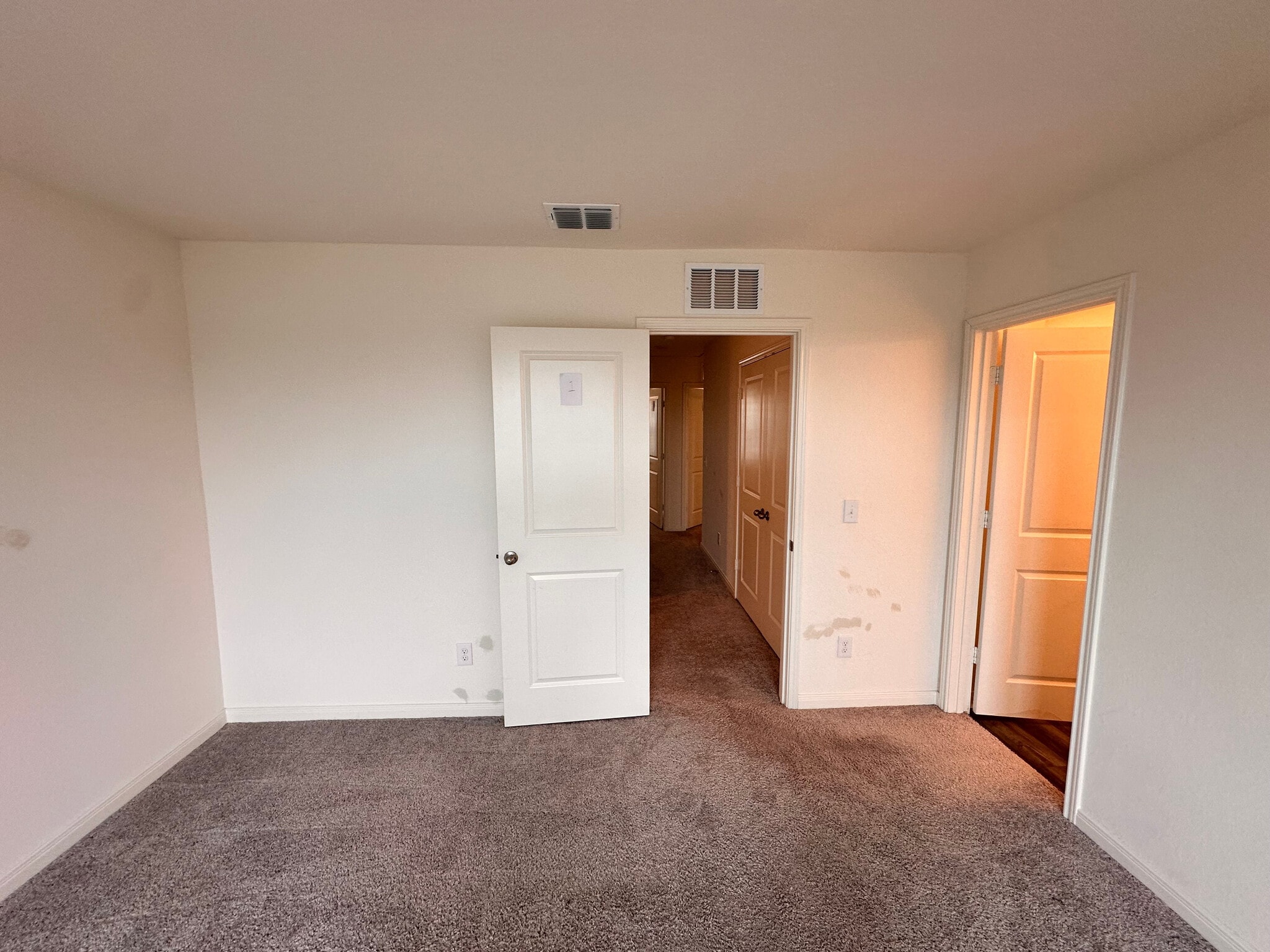 Building Photo - Room in House on Maple Ter
