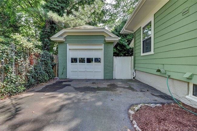 Building Photo - ****Pawtucket/Oakhill - Three Bed Single F...