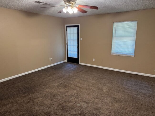 Building Photo - 610 Pine Cone Dr