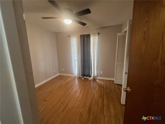 Building Photo - 943 S Pecan Ave