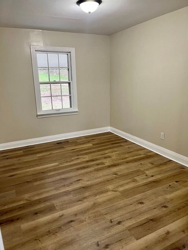 Building Photo - Beautiful 3 Bedroom Home w/yard!
