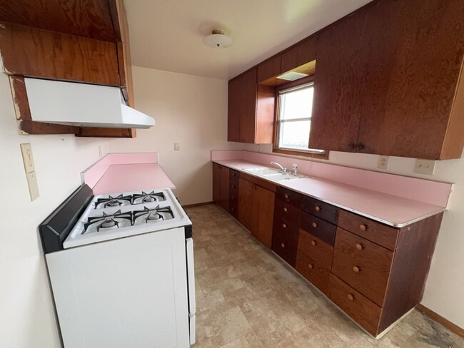 Building Photo - Charming Coastal Living 2 Bed, 1 Bath with...