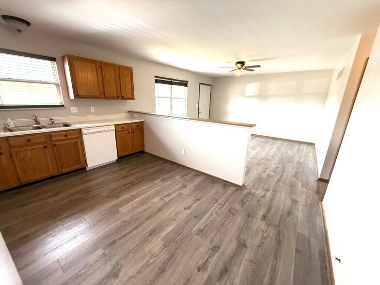 Building Photo - 608 Linda Ln