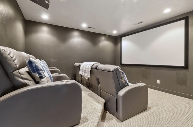 Building Photo - VIEWS AND FURNISHED