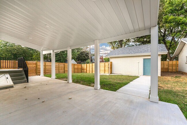 Building Photo - 601 E Delmar St