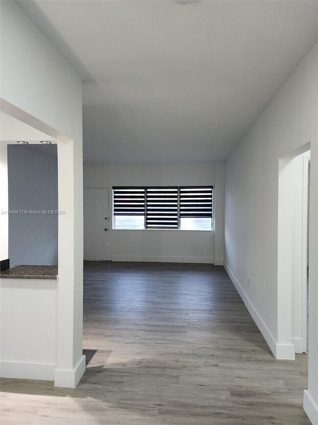Building Photo - 2101 Normandy Dr