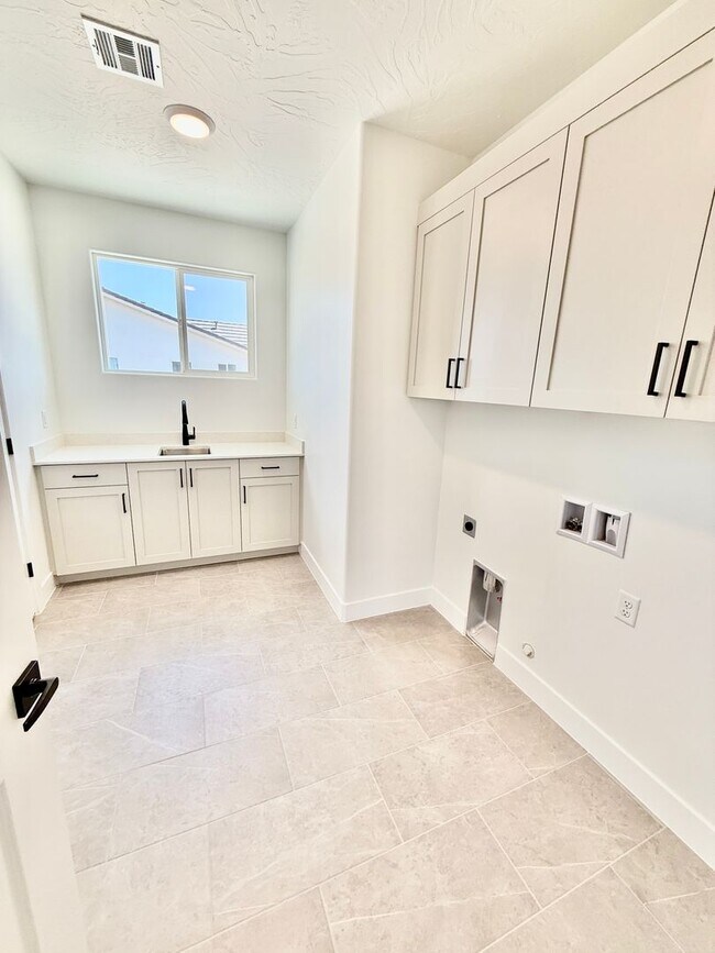 Building Photo - BRAND NEW Three Bedroom Townhome in Desert...