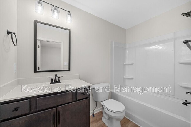 Building Photo - 174 Oak St