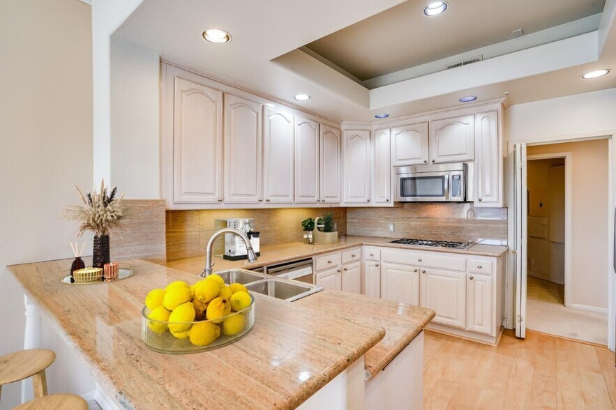 Building Photo - 720 Promontory Point Ln