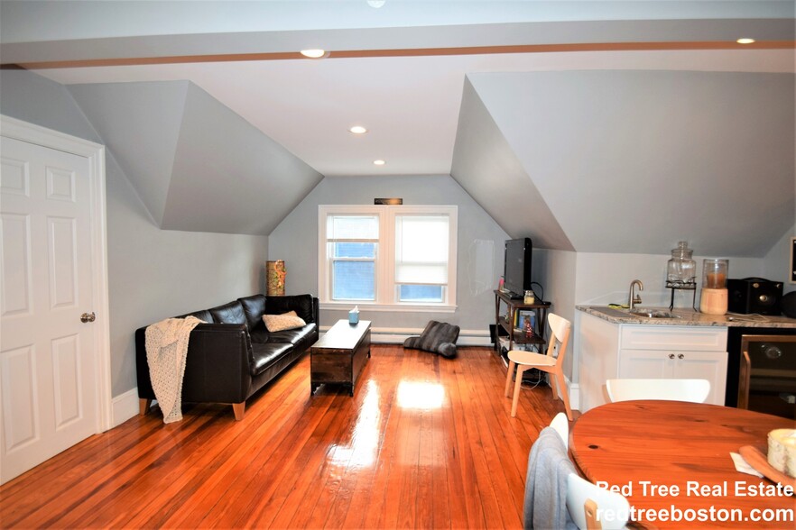Building Photo - 62 Mapleton St