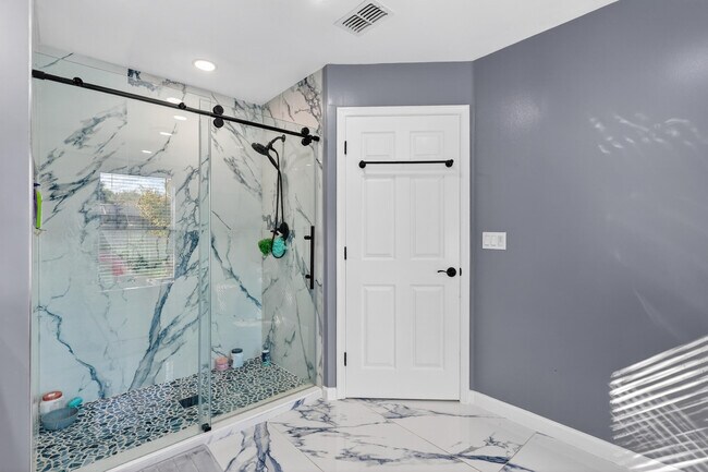 Building Photo - 1121 SW Ivanhoe St